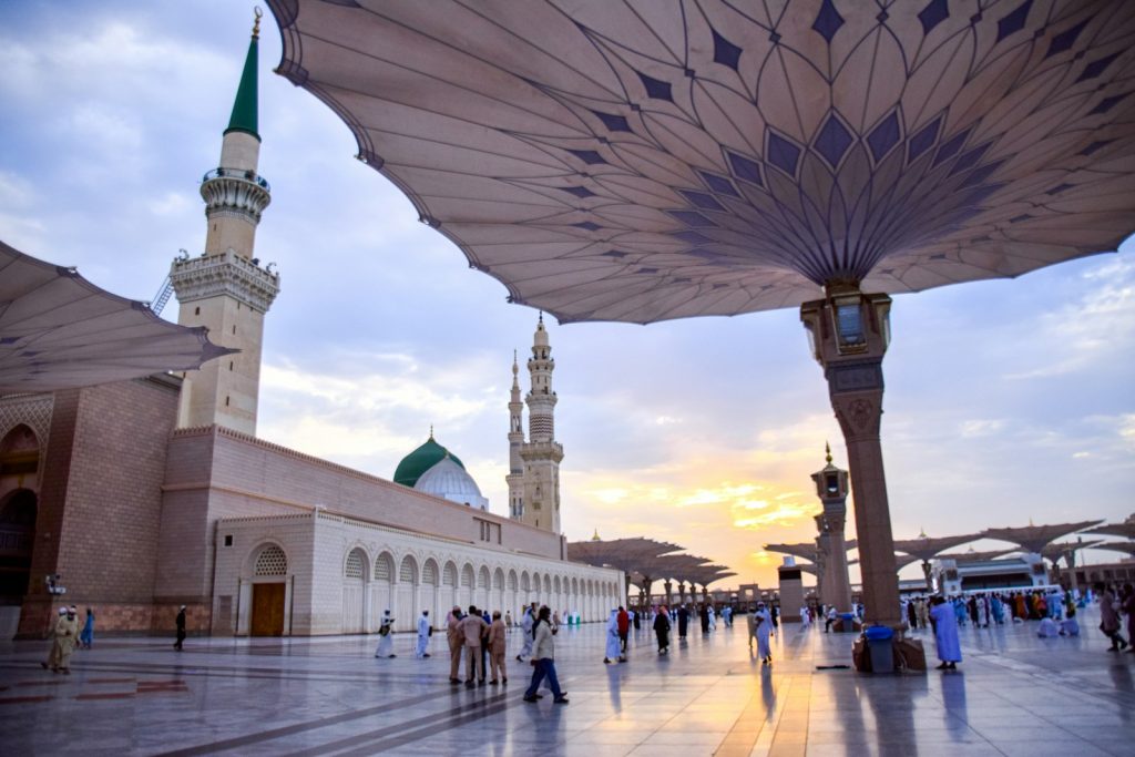 ساحات المسجد النبوي في المدينة المنورة ومظلاتها الكبيرة