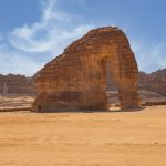 صخرة الفيل في العلا تحت سماء زرقاء صافية