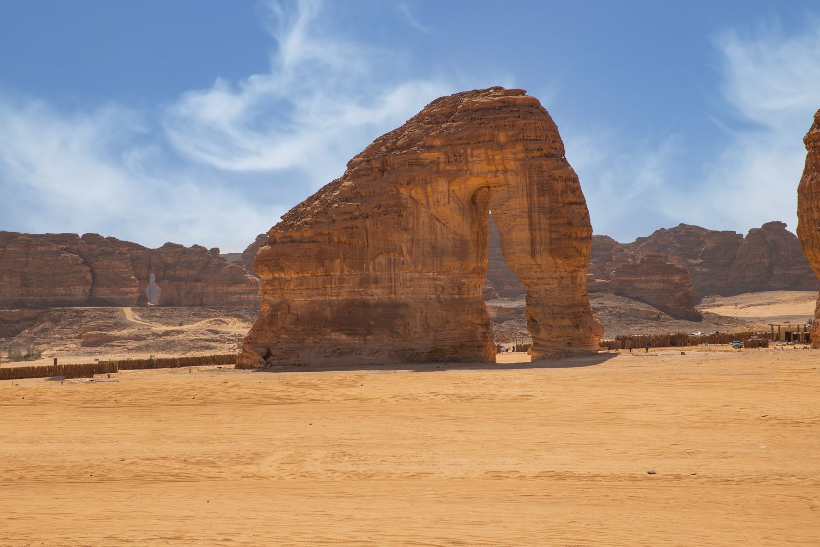 صخرة الفيل في العلا تحت سماء زرقاء صافية