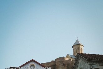 قلعة ناريكالا فوق البلدة القديمة في تبليسي عاصمة جورجيا