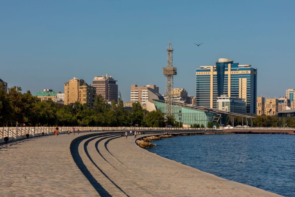 كورنيش باكو (البولفار) على بحر قزوين