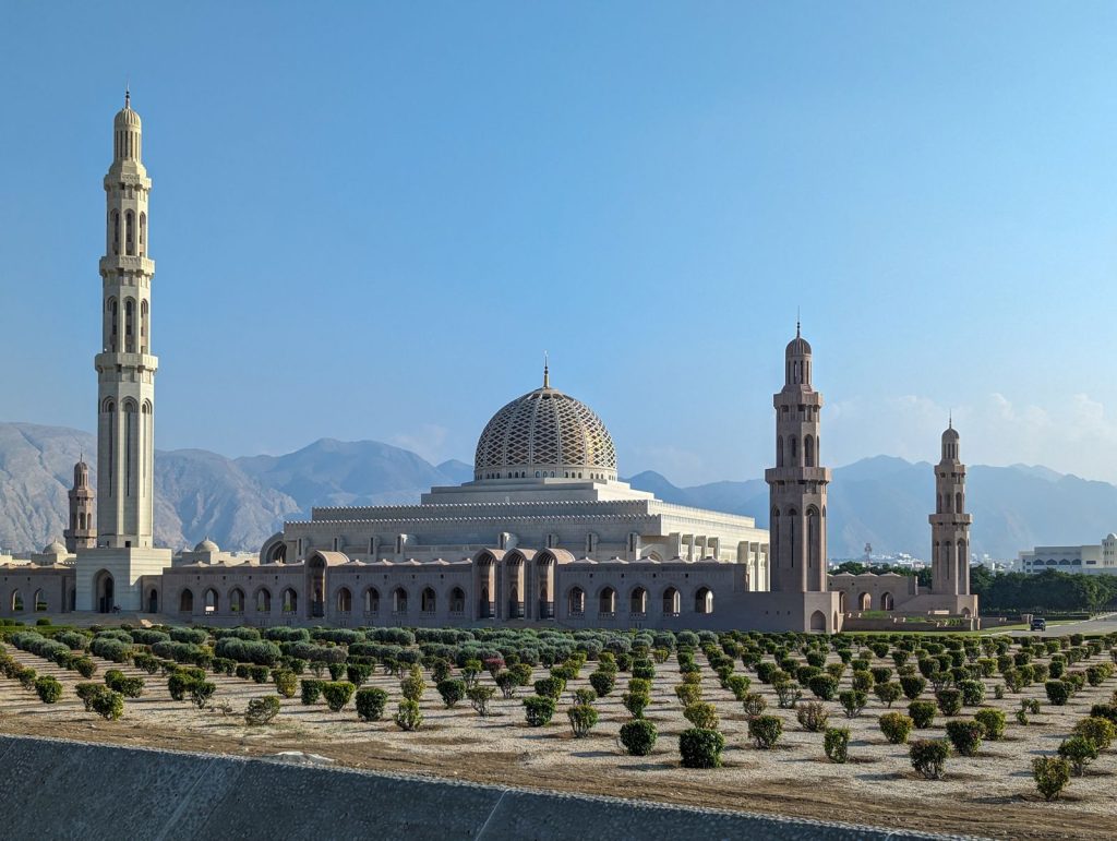 جامع السلطان قابوس الأكبر بمآذنه في مسقط تحت سماء صافية