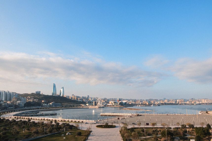 أبراج اللهب وساحل بحر قزوين في مدينة باكو عاصمة أذربيجان