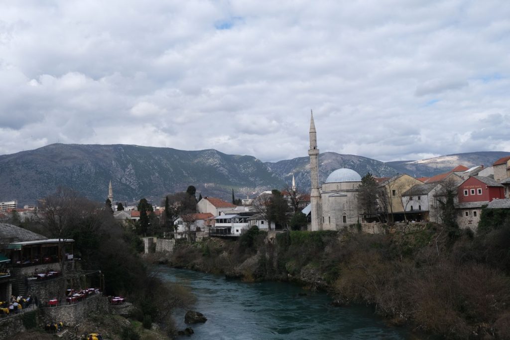 مدينة موستار ونهر نيريتفا بين الجبال