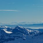 قمم جبلية مغطاة بالثلوج في منتجع غودوري بجورجيا