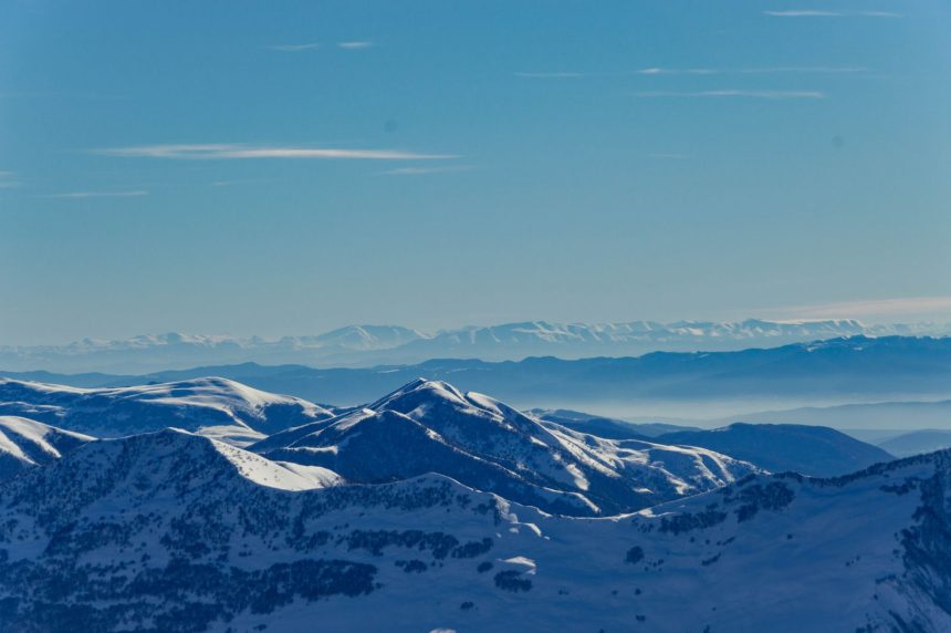 قمم جبلية مغطاة بالثلوج في منتجع غودوري بجورجيا