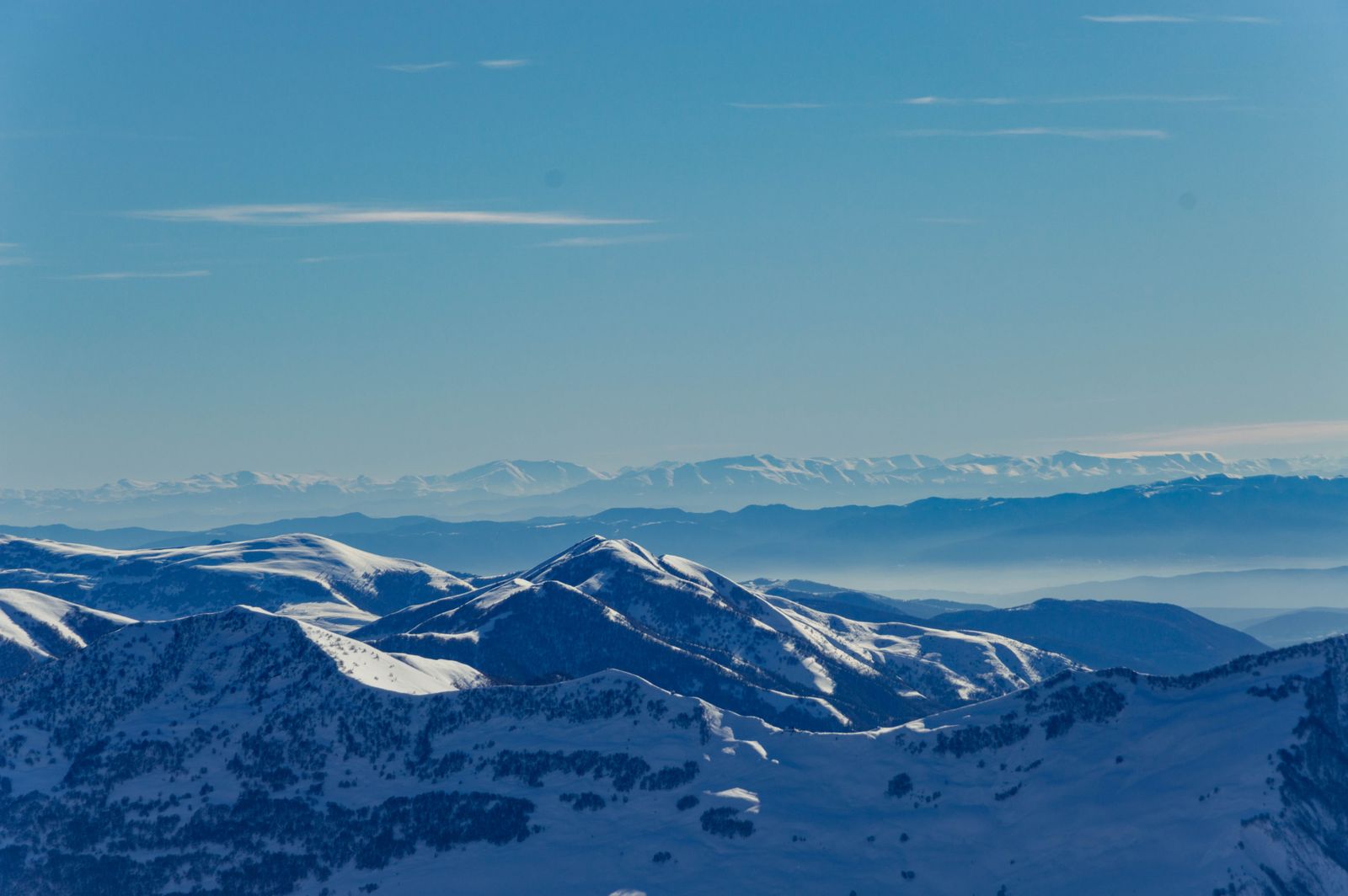 قمم جبلية مغطاة بالثلوج في منتجع غودوري بجورجيا