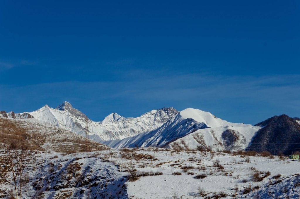 جبال القوقاز المغطاة بالثلوج في منتجع غوداوري بجورجيا