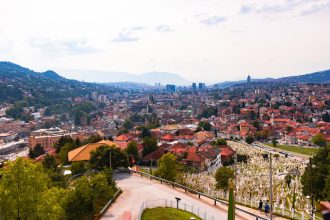 إطلالة بانورامية على مدينة سراييفو وأسطحها الحمراء والجبال المحيطة