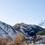كنيسة جيرغيتي الثالوث أمام جبل كازبيك المغطى بالثلوج في جورجيا
