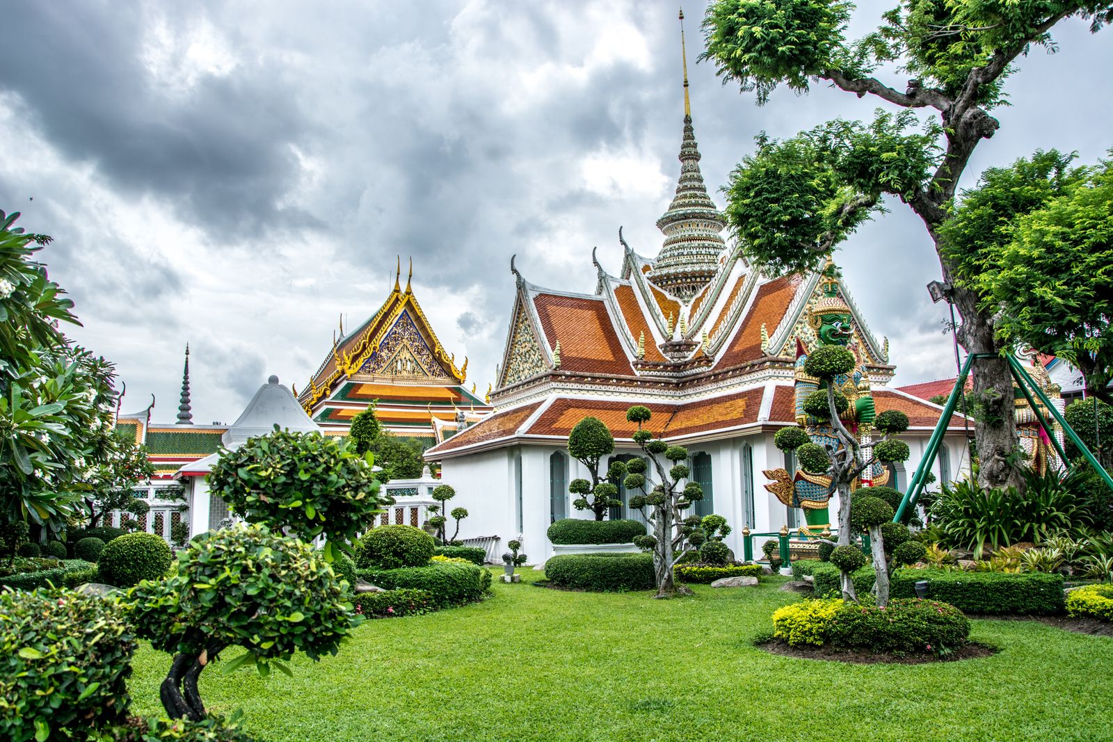 القصر الكبير في بانكوك وحدائقه بالعمارة التايلندية التقليدية