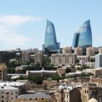 منظر جوي لأبراج اللهب في باكو تحت سماء زرقاء