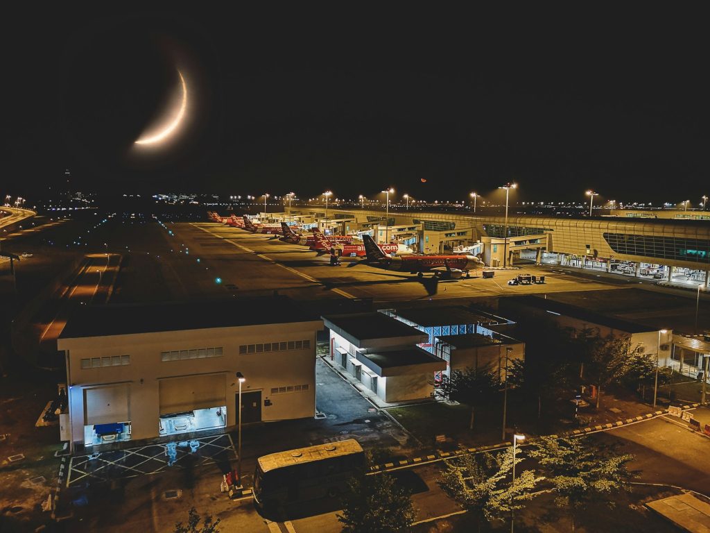 مبنى مطار klia2 ليلًا من منصة المشاهدة