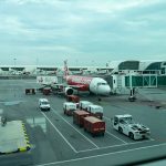 طائرة على مدرج مطار klia2 في ماليزيا