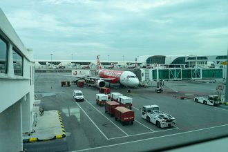 طائرة على مدرج مطار klia2 في ماليزيا
