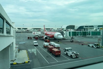طائرة على مدرج مطار klia2 في ماليزيا