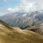 قمم جبلية مغطاة بالثلج والغيوم من أعلى منتجع شيمبولاك قرب ألماتي