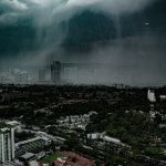 غيوم ممطرة تقترب من أفق كوالالمبور في ماليزيا