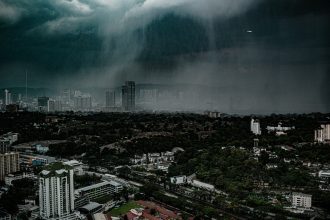 غيوم ممطرة تقترب من أفق كوالالمبور في ماليزيا