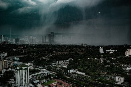 غيوم ممطرة تقترب من أفق كوالالمبور في ماليزيا