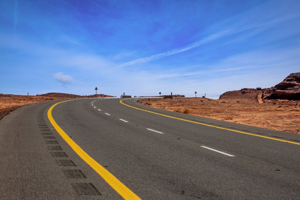 طريق سريع يمر عبر الصحراء في السعودية